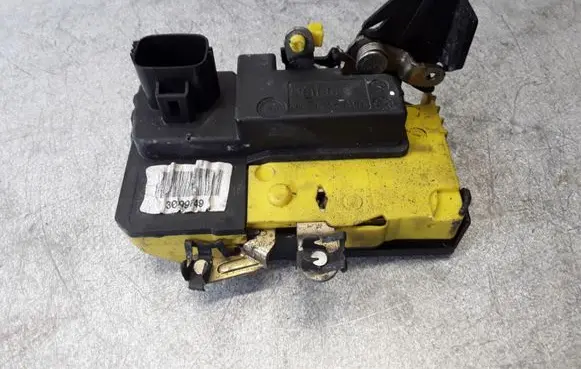 Volvo V70 Front door lock 30699749