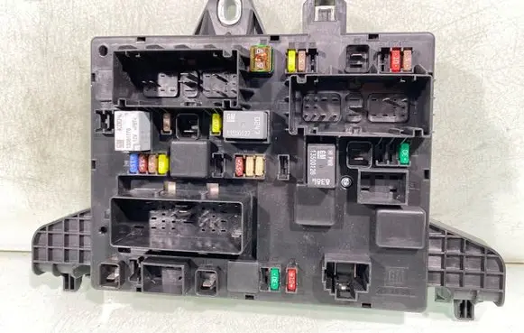 Opel Astra J Fuse module 13302301 365927271