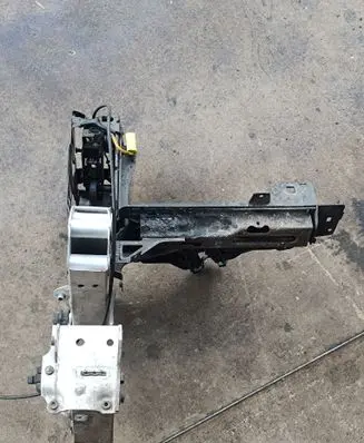 Radiator mount bracket