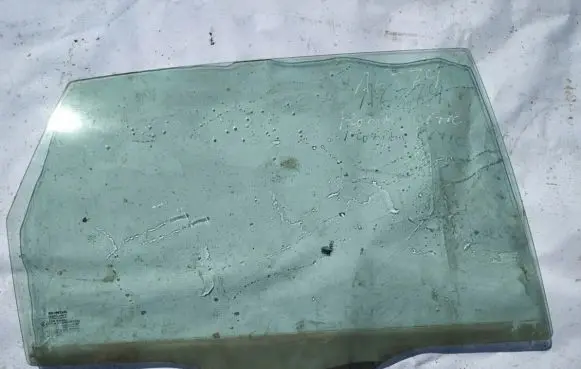 Rear door window glass
