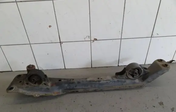 Nissan Almera Tino Engine mount bracket