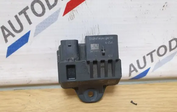 BMW 3 E92 E93 Glow plug pre-heat relay 8519471 0522120103