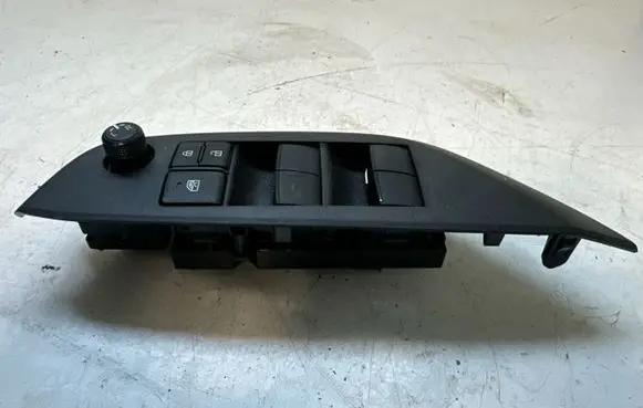 Toyota Yaris XP210 Electric window control switch 8404002550