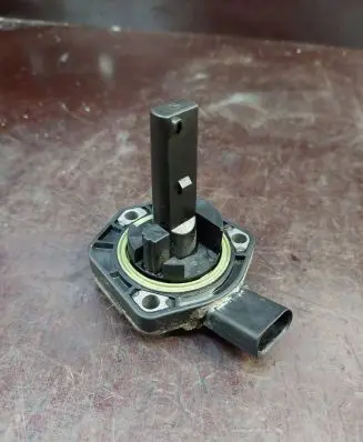 Volkswagen Golf IV Oil level sensor 1J0907660B
