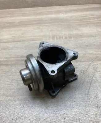 Volkswagen Touran I EGR valve 038131501AN 038129637D