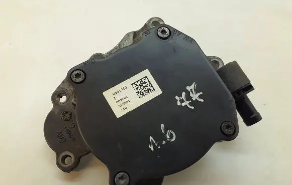 Volkswagen Golf VI Vacuum pump 03L145207 V300