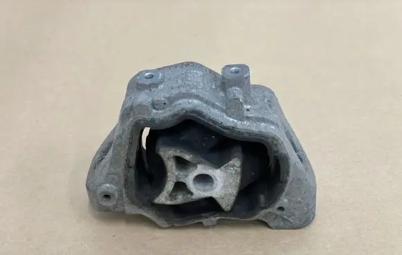 Land Rover Discovery Sport Engine mount bracket TR8070M18