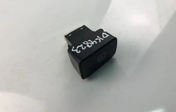 Toyota Auris E180 Other switches/knobs/shifts 8471802060