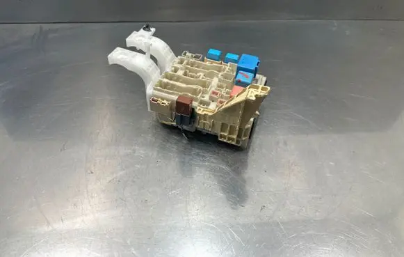 Toyota Yaris Fuse module 827300D260 300299k04 099010A15