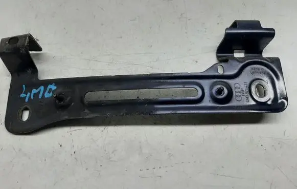 Audi Q7 4M Fender mounting bracket 4M0821431Q74M