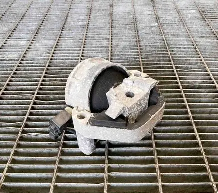 Engine mount bracket