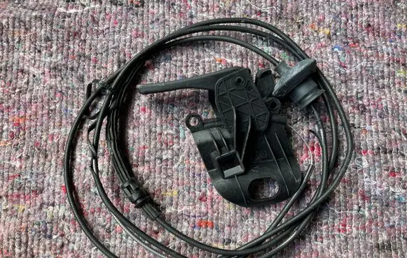 Peugeot 508 II Engine bonnet/hood lock release cable 