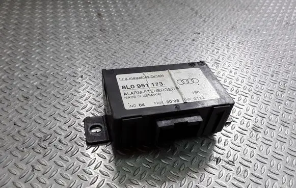 Audi A8 S8 D2 4D Alarm control unit/module 8L0951173
