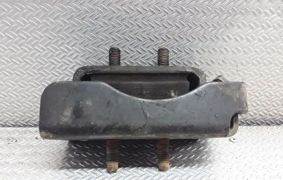 Iveco Daily 30.8 - 9 Engine mount bracket