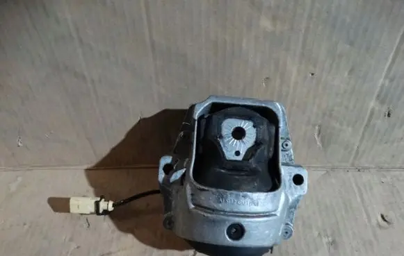 Porsche Macan (95B) Engine mount vacuum valve 8R0199381AQ