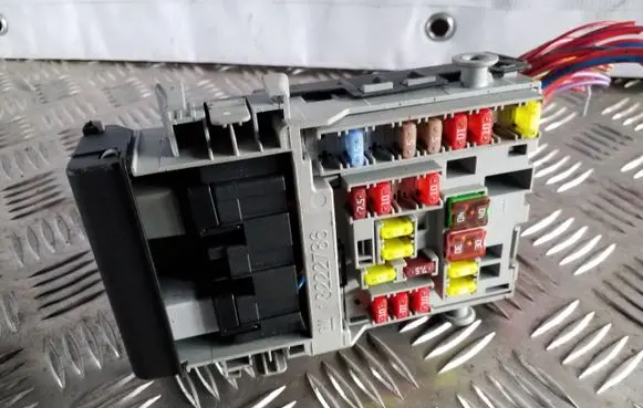 Opel Astra J Fuse module 13222786
