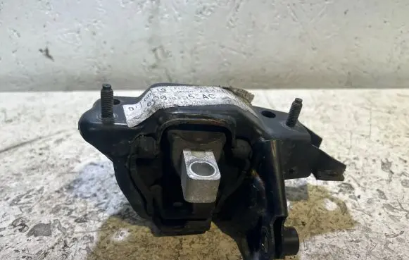 Seat Ibiza IV (6J,6P) Engine mount bracket