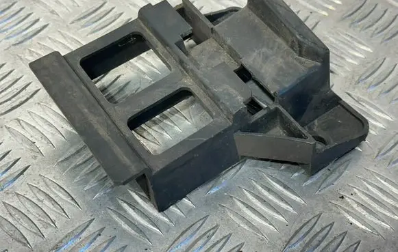 Mercedes-Benz Sprinter W901 W902 W903 W904 Front bumper mounting bracket A9068850263