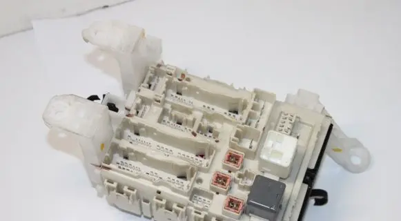 Toyota Auris 150 Fuse module 8273002140A