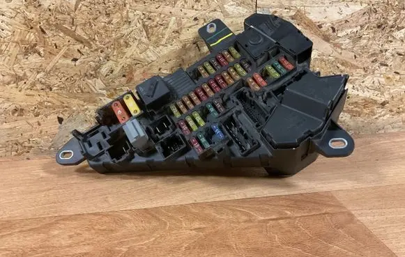 BMW 5 E60 E61 Fuse module 6906603