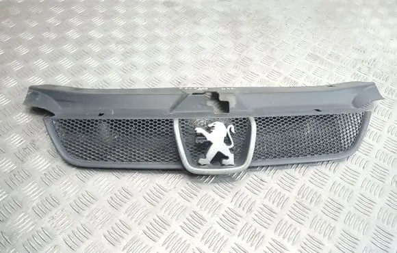 Peugeot 406 Front bumper upper radiator grill 9631250277