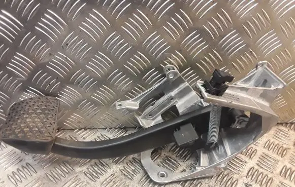 BMW 3 E92 E93 Brake pedal 6778979