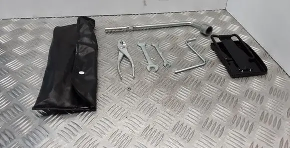 Nissan Patrol Y61 Tool set 
