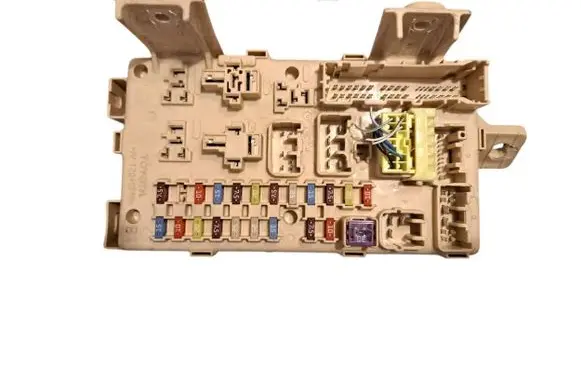 Toyota Avensis T250 Fuse module 8264105080