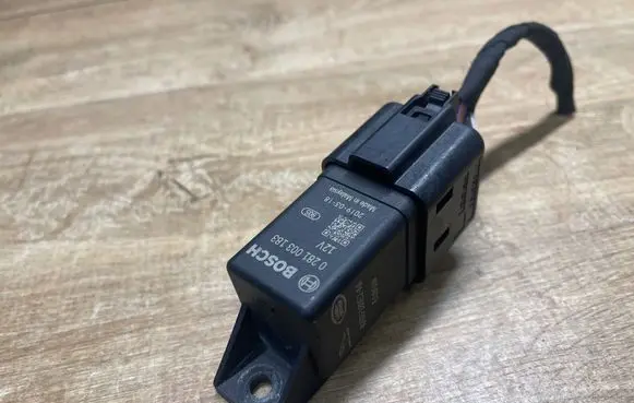 Land Rover Discovery 5 Glow plug pre-heat relay KX63189E2AA