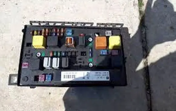 Opel Zafira B Power management control unit 13206747GT