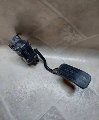Accelerator throttle pedal