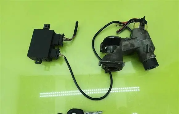 Volkswagen Multivan T4 Ignition lock 701905851