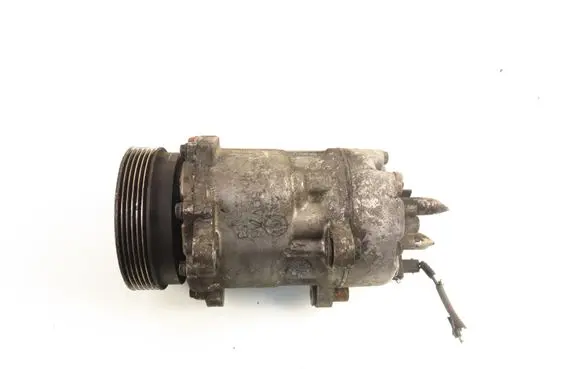 Volkswagen PASSAT B4 Air conditioning (A/C) compressor (pump) 1H0820803D