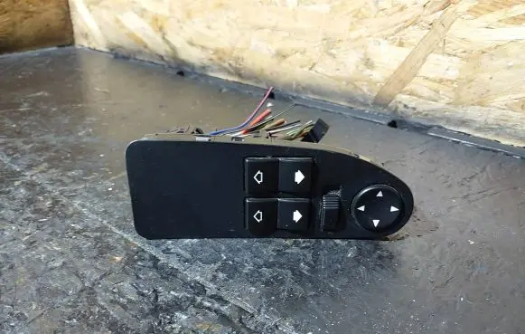 BMW 5 E39 Electric window control switch 8368967