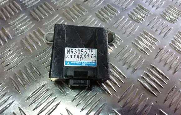 Mitsubishi Pajero Door central lock control unit/module MR305675 X4T63571M