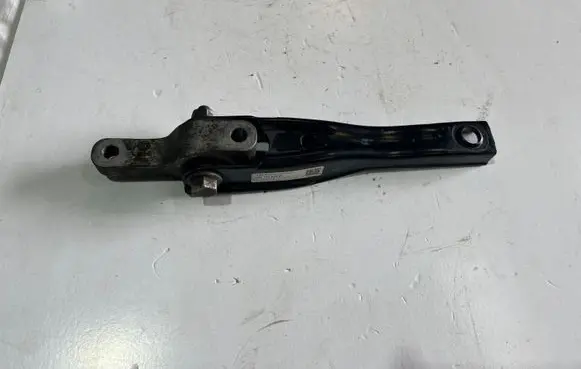Volkswagen PASSAT B8 Engine mount bracket 5Q0199855P