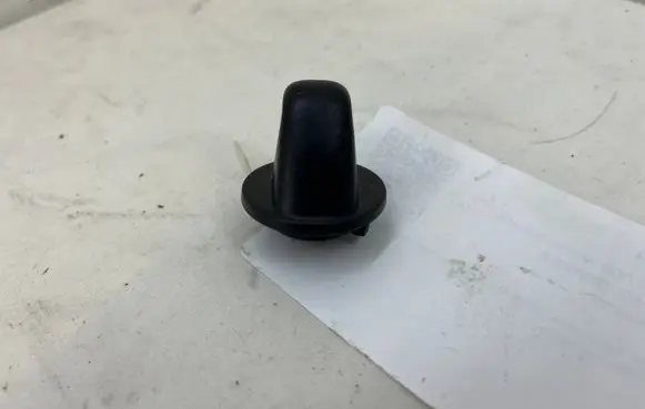 Cupra Born Sun visor clip/hook/bracket 560857561B