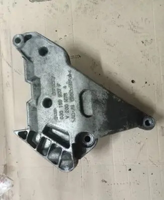 Volkswagen PASSAT B5 Engine mounting bracket 03G199207F