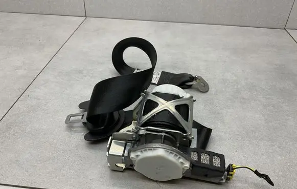 Volkswagen Jetta VI Front seatbelt
