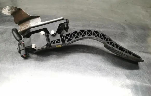 KIA Carens I Accelerator throttle pedal
