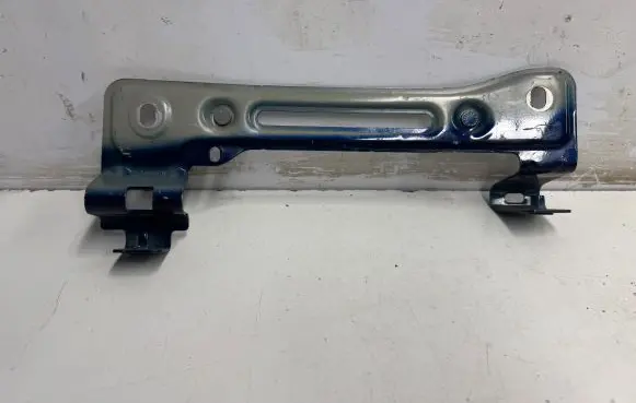 Audi Q7 4M Fender mounting bracket 4M0821432