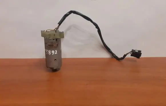 Mercedes-Benz E W210 Seat adjustment motor 0130002567 2108200208