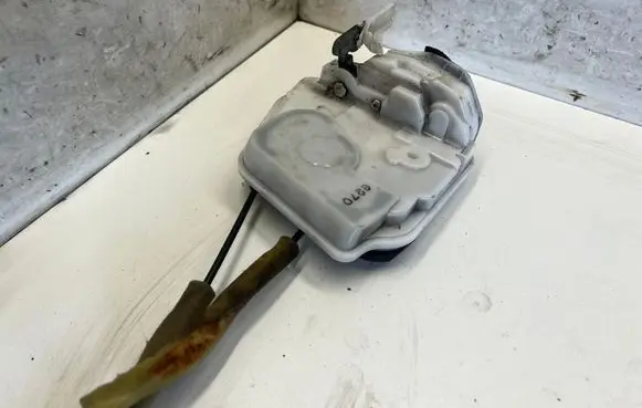 Mazda 6 Front door lock B0165GS1D