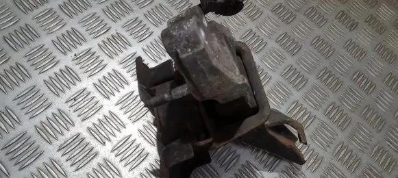 Toyota Auris 150 Engine mount bracket