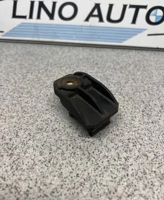 Radiator mount bracket