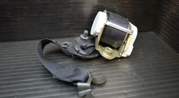 BMW 3 E90 E91 Front seatbelt 33017492