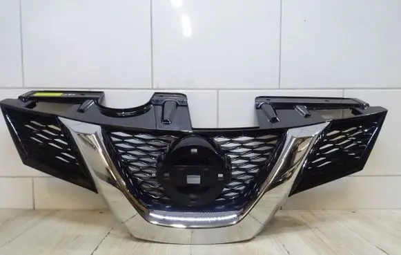 Nissan X-Trail T32 Front bumper upper radiator grill 623104CE0A