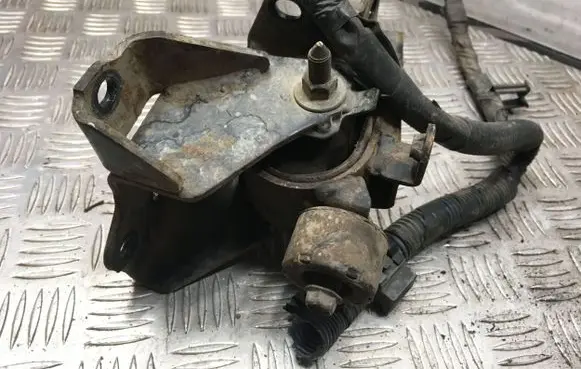 Toyota Corolla E120 E130 Engine mounting bracket N22180