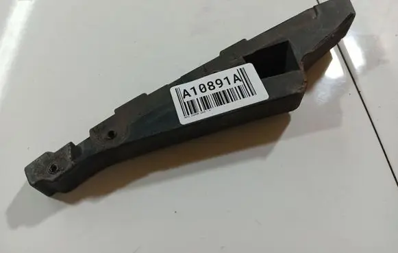 Rear bumper mounting bracket