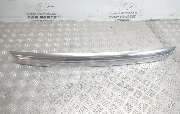 Trunk door license plate light bar